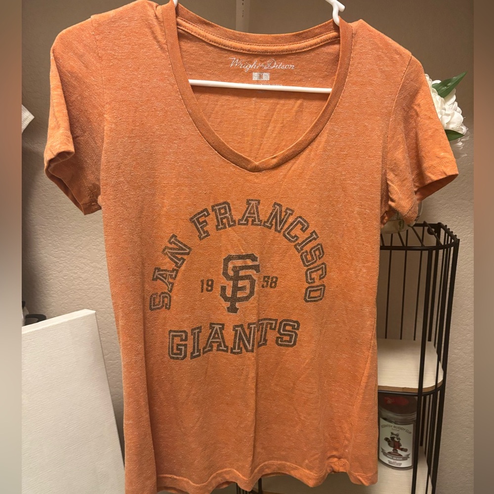 San Francisco Giants women’s size medium v-neck shirt - Picture 4 of 5